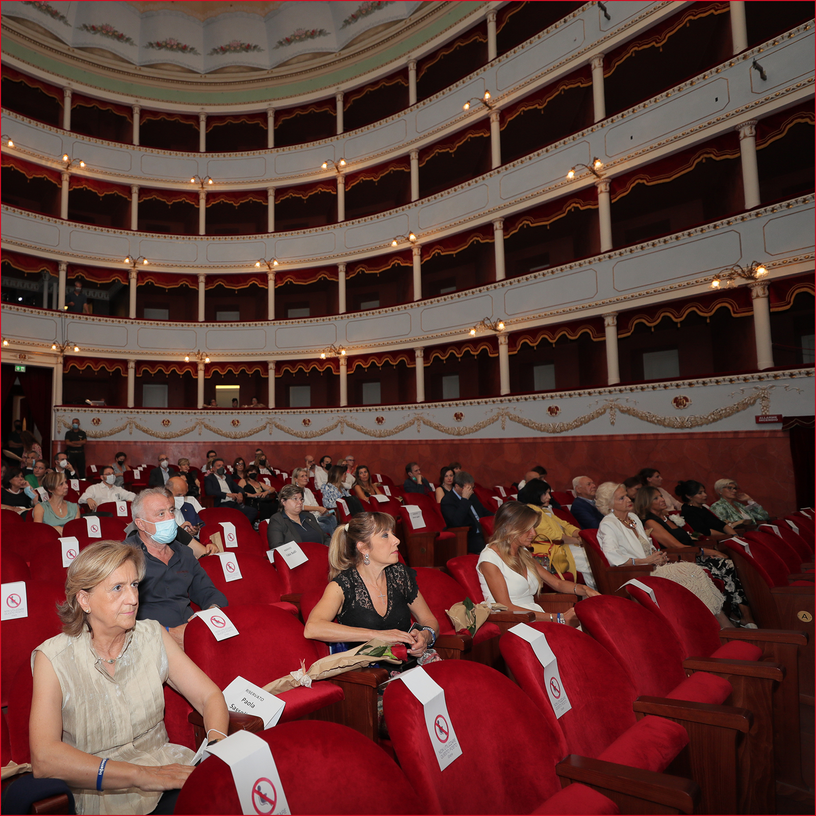 L'anterpima swl Docufilm al Teatro Petrarca di Arezzo con le Imprenditrici Aretine in prima fila.